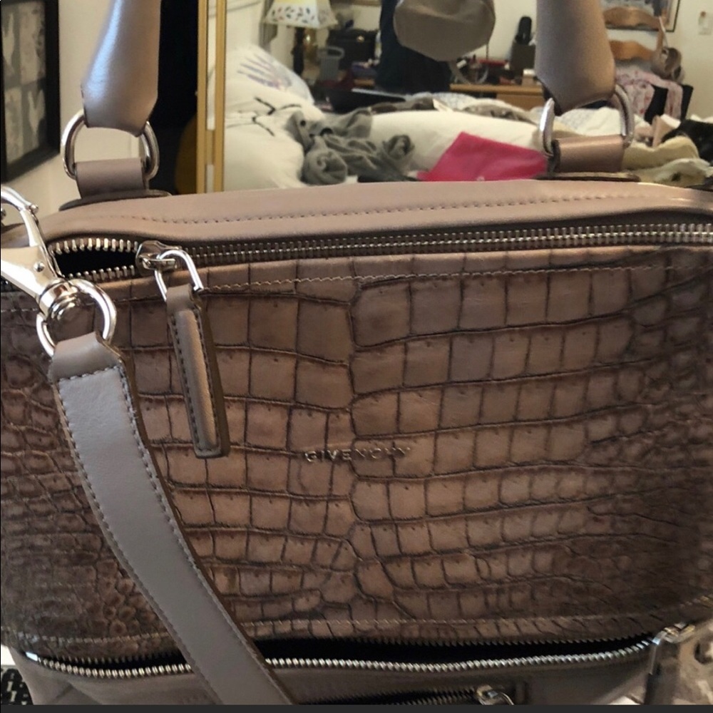 Givenchy pandora 1000% authentic